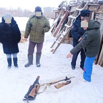 В Оренбуржье старые хозяева дома оставили новому два ружья на крыше