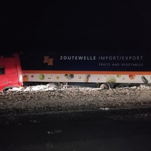 В Октябрьском районе слетевшую в кювет фуру вытаскивали двумя тракторами 