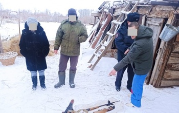 В Оренбуржье старые хозяева дома оставили новому два ружья на крыше