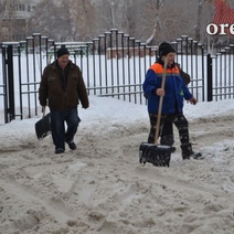 В Оренбурге школьники с дистанта возвращаются по нечищеным проездам