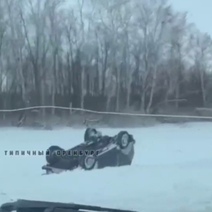 Под Краснохолмом на трассе автомобиль опрокинулся на крышу