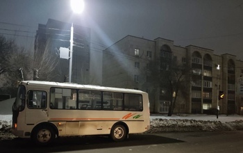 В Оренбурге 15-летний подросток поскользнулся и скатился на проезжую часть под ПАЗ