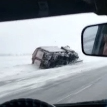 Снег победил: под Медногорском на дороге опрокинулся КамАЗ-снегоуборщик