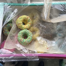 Сладкоежка из Орска вытащил две коробки пончиков из грузовика, припаркованного у магазина