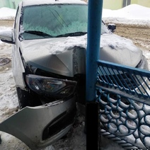 В Оренбурге во время наезда автомобиля на остановку пострадала пятилетняя девочка