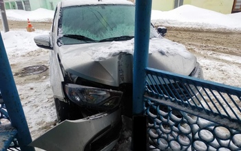В Оренбурге во время наезда автомобиля на остановку пострадала пятилетняя девочка