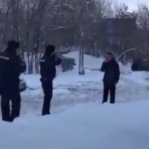 В Оренбурге полицейскому пришлось стрелять, чтобы усмирить неадекватную троицу с ножом