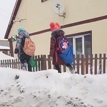 В Сорочинске дети пробираются домой из школы по опасным сугробам