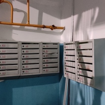 В Оренбурге юные горе-художники вместе с родителями очищают подъезд после фаер-шоу