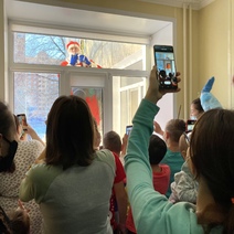 Появление Деда Мороза в оренбургском ЦДХ действительно сотворило чудо