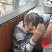 В Оренбурге пожилой мужчина уронил на себя шкаф