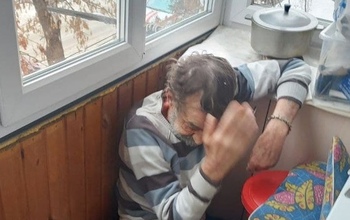 В Оренбурге пожилой мужчина уронил на себя шкаф
