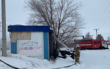 В Илеке тушили пожар в​ шиномонтажке