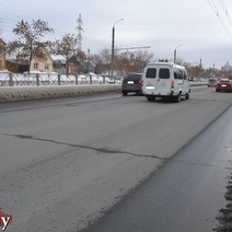 В Оренбурге проезжая часть по улице Терешковой покрылась поперечными трещинами