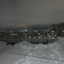 В Оренбурге глыба льда и снега обрушилась с крыши на пенсионера (18+)