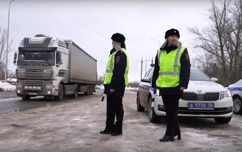 В Оренбуржье «Женский патруль» поздравлял мужчин-водителей с Днём защитника Отечества