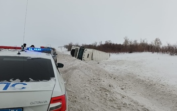 Под Соль-Илецком сотрудники ГИБДД вызволяли из снега большегруз