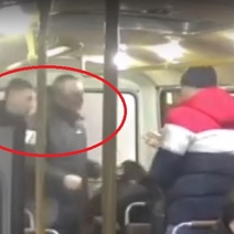 В Оренбурге двое мужчин избили парня прямо в маршрутном автобусе