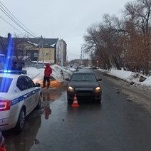 Переходила дорогу в неположенном месте: в Оренбурге сбили 8-летнюю девочку