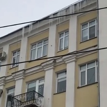 В Оренбурге с крыши детского сада №167 на Советской свисают большие сосульки