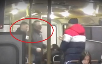 В Оренбурге двое мужчин избили парня прямо в маршрутном автобусе