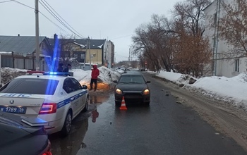 Переходила дорогу в неположенном месте: в Оренбурге сбили 8-летнюю девочку