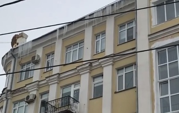 В Оренбурге с крыши детского сада №167 на Советской свисают большие сосульки