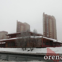 В Оренбурге детям-спортсменам угрожает снег, свисающий с крыши Центра восточных единоборств