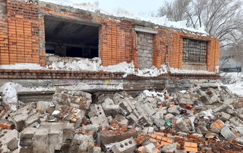 В Оренбурге начали демонтировать недострой у ТЦ 