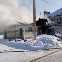 В Саракташском районе загорелся торговый павильон на площади в 100 