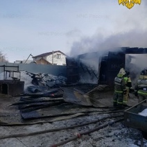 В Орске на пожаре в гараже огонь повредил две машины