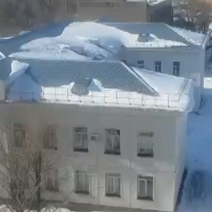 В Оренбурге в школе №47, где обвалился потолок, не убирают снег с крыши