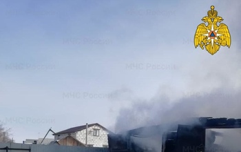 В Орске на пожаре в гараже огонь повредил две машины
