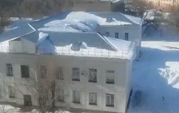 В Оренбурге в школе №47, где обвалился потолок, не убирают снег с крыши