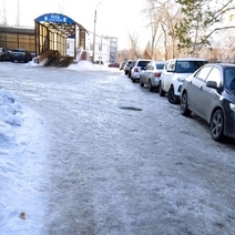 Оренбуржцы жалуются на гололед около некоторых медучреждений