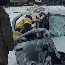 В Оренбуржье в жестком ДТП с тремя авто пострадали четыре человека: девушку зажало в машине