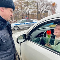 В Оренбурге в преддверии праздника автоледи получили тюльпаны от сотрудников ГИБДД