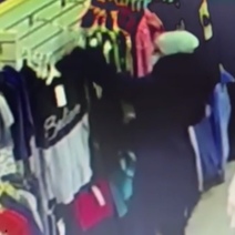 Предприимчивая орчанка вынесла нижнее белье из магазина, надев его под куртку