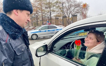 В Оренбурге в преддверии праздника автоледи получили тюльпаны от сотрудников ГИБДД