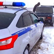 Полицейские привезли водителю сломавшейся 