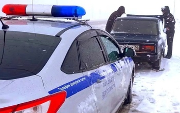 Полицейские привезли водителю сломавшейся 