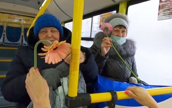 Оренбурженок порадовали цветами в маршрутных автобусах