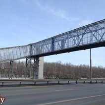 На трассе Оренбург-Орск к четырем «надземкам» пешеходы добираются по «козьим тропкам»