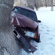 В Орске 15-летний водитель ВАЗ-21099 протаранил дерево: пострадали два пассажира