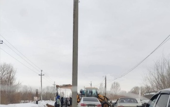 В поселке имени Куйбышева разгорелся скандал из-за установки опор на дороге