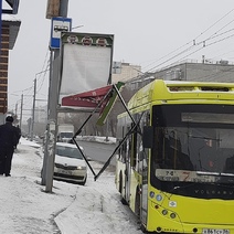 В Оренбурге рекламный щит разбил стекло подъезжавшего к остановке автобуса