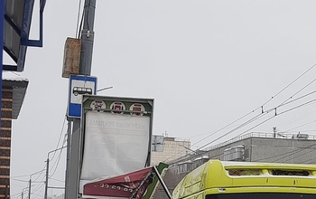 В Оренбурге рекламный щит разбил стекло подъезжавшего к остановке автобуса