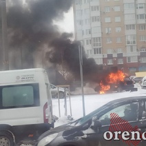 В Оренбурге на парковке горит автомобиль