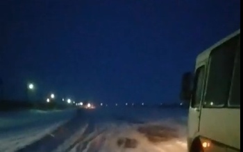 В Оренбурге глава села сел в трактор и чистил снег