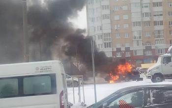 В Оренбурге на парковке горит автомобиль